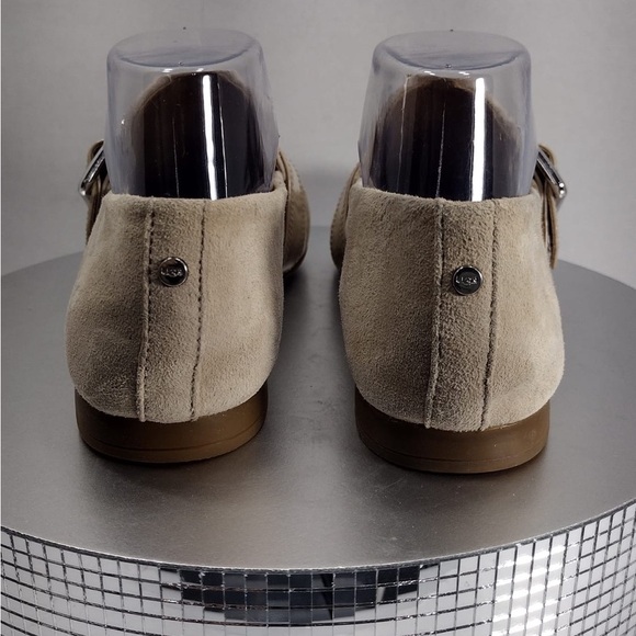 Ugg  Women’s Tan Loafers size 8 pre owned Exellent condition - Picture 2 of 9